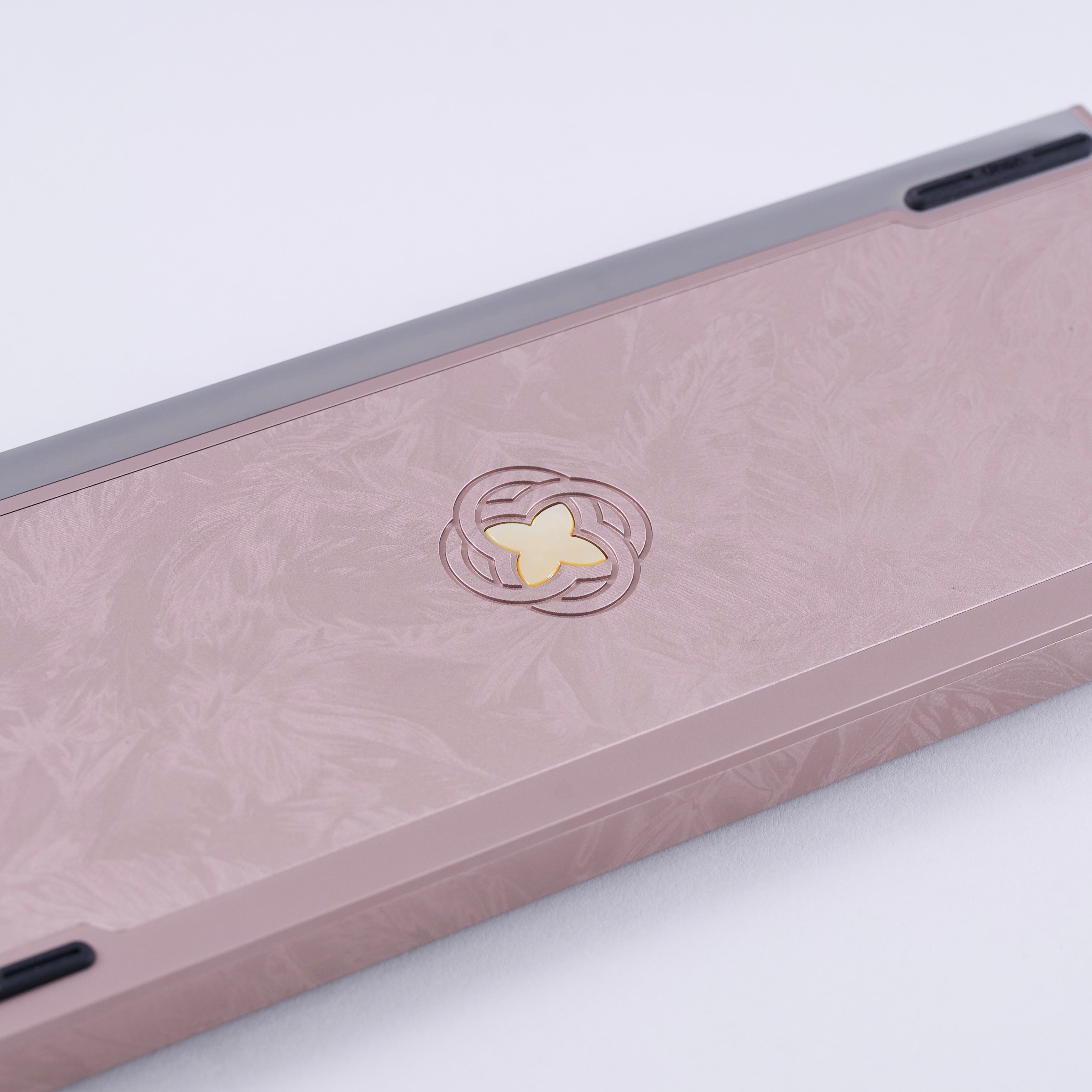 UR Studio M1X Feather Case – HYPESHOP